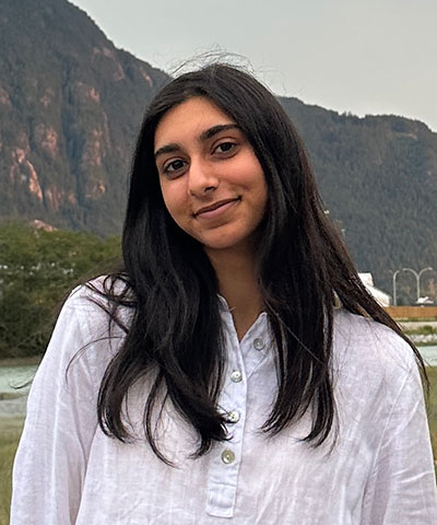 Headshot of Zaynab.