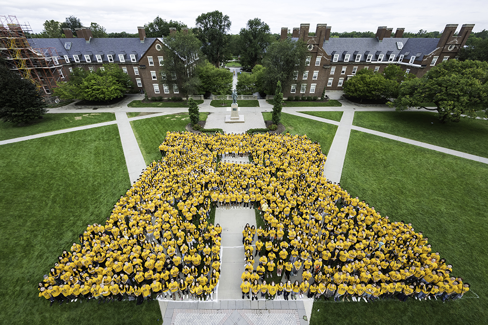 The UR class of 2027 poses for a photo on Wilson Quad.