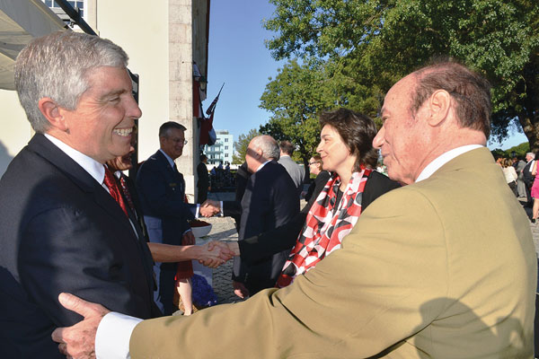 Alumnus Robert Sherman shaking hands
