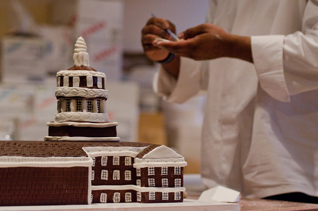 Dana Herbert decorates Rush Rhees Library cake