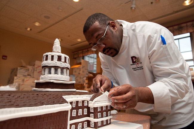 Dana Herbert decorates Rush Rhees Library cake