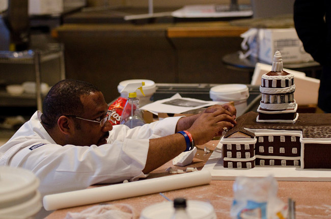 Dana Herbert decorates Rush Rhees Library cake