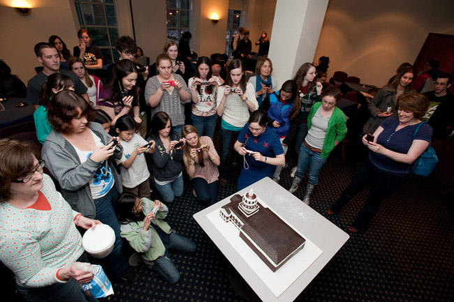 Dana Herbert decorates Rush Rhees Library cake