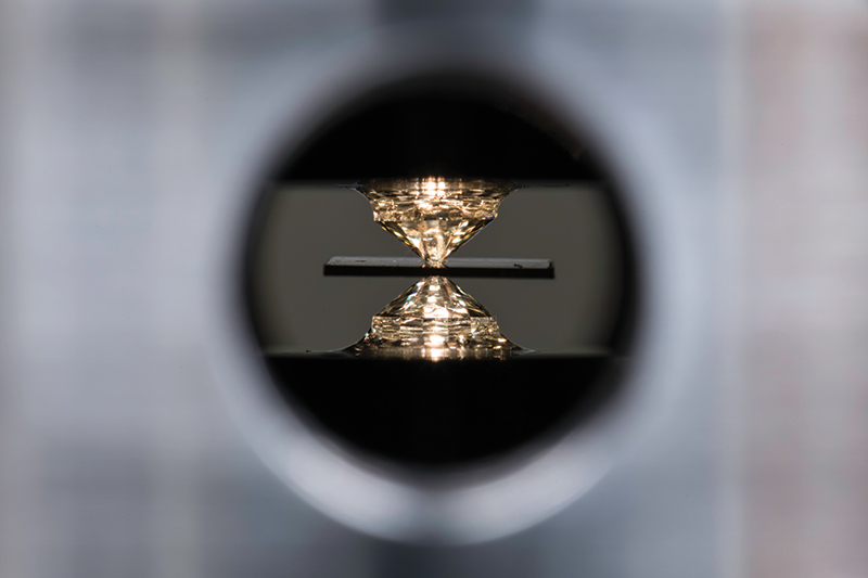 photograph of diamond anvil cell