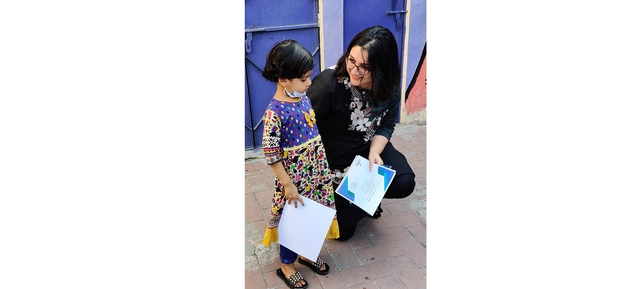 Navera Burki giving a certificate to a student