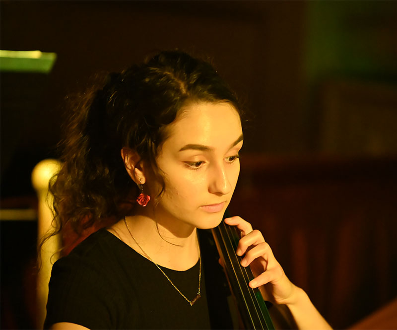 Abigail Hanna ’25E playing her cello