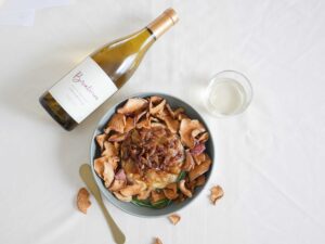 Chardonnay with baked cheese and caramelized apples and spiced bacon