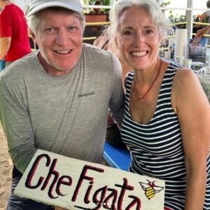 Zack and Jill hold a sign that says "Che Figata"