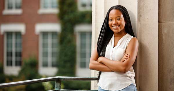 Raina Plaisir ’25 leaning up on a pillar