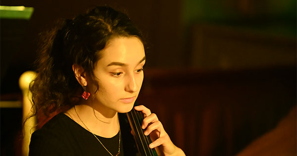 Abigail Hanna ’25E playing her cello