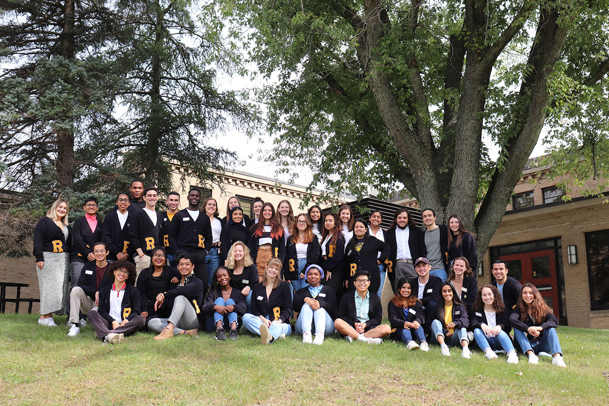 Student Alumni Ambassador of Fall 2021 posing for an outdoor group picture. 