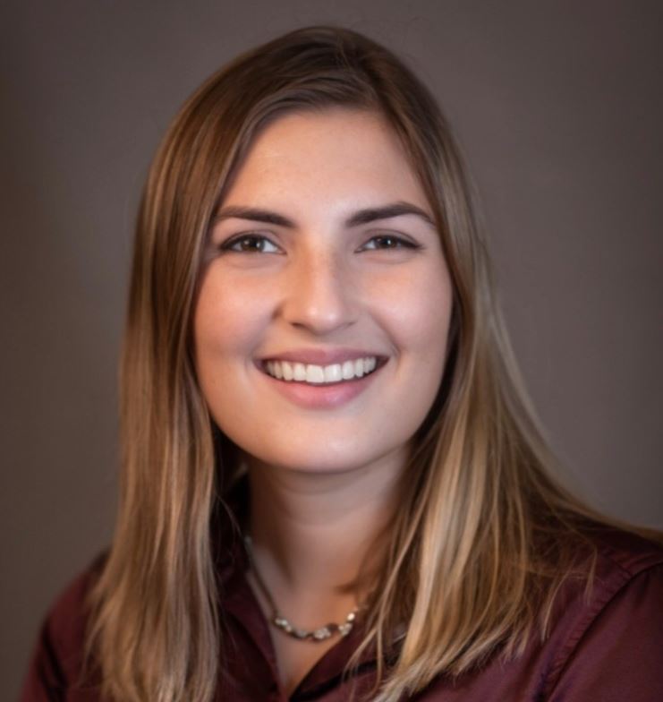 Headshot fo Caitlin.