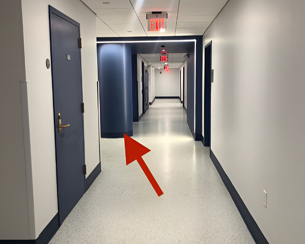 A red arrow points to the blue pillar.