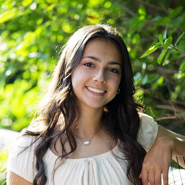 Headshot of Elena Barr.