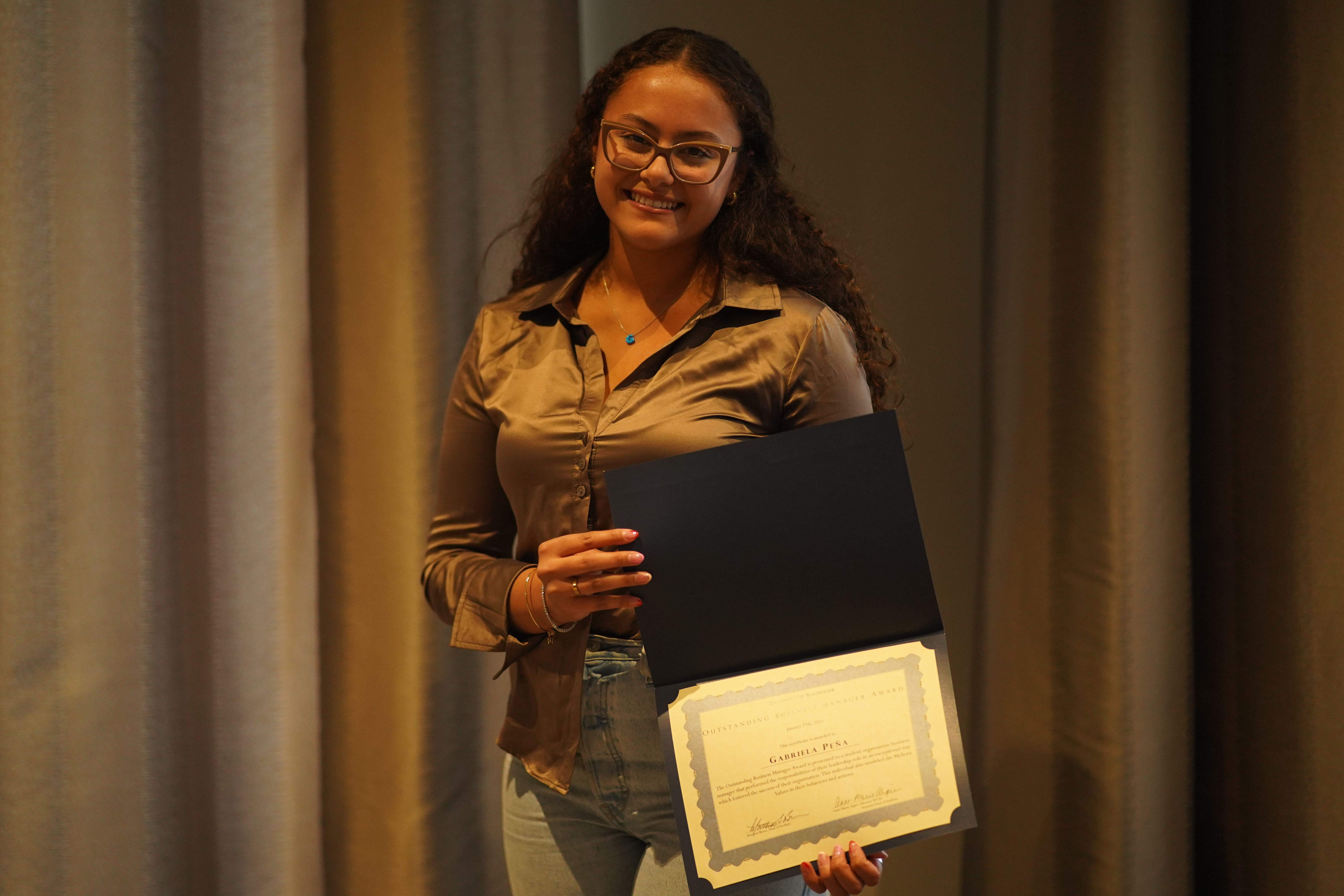 Gabriela Pena accepting award