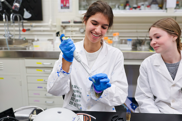 Weronika Kierzenka ’26 and Claire English ’26 at work in the wet lab