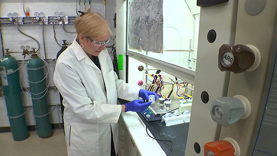 Astrid Müller adjusts the anodes on an electrocatalysis experiment.
