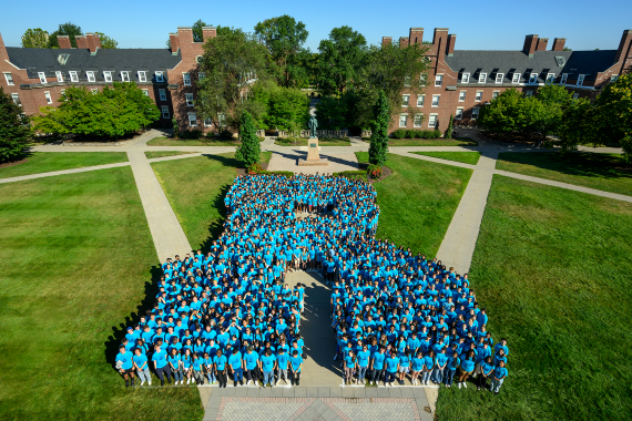 Photo show new students posing in a Spirit R on Wilson Quad during 2025 Welcome Week. 