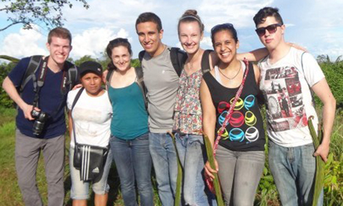 Group of 7 students in Peru