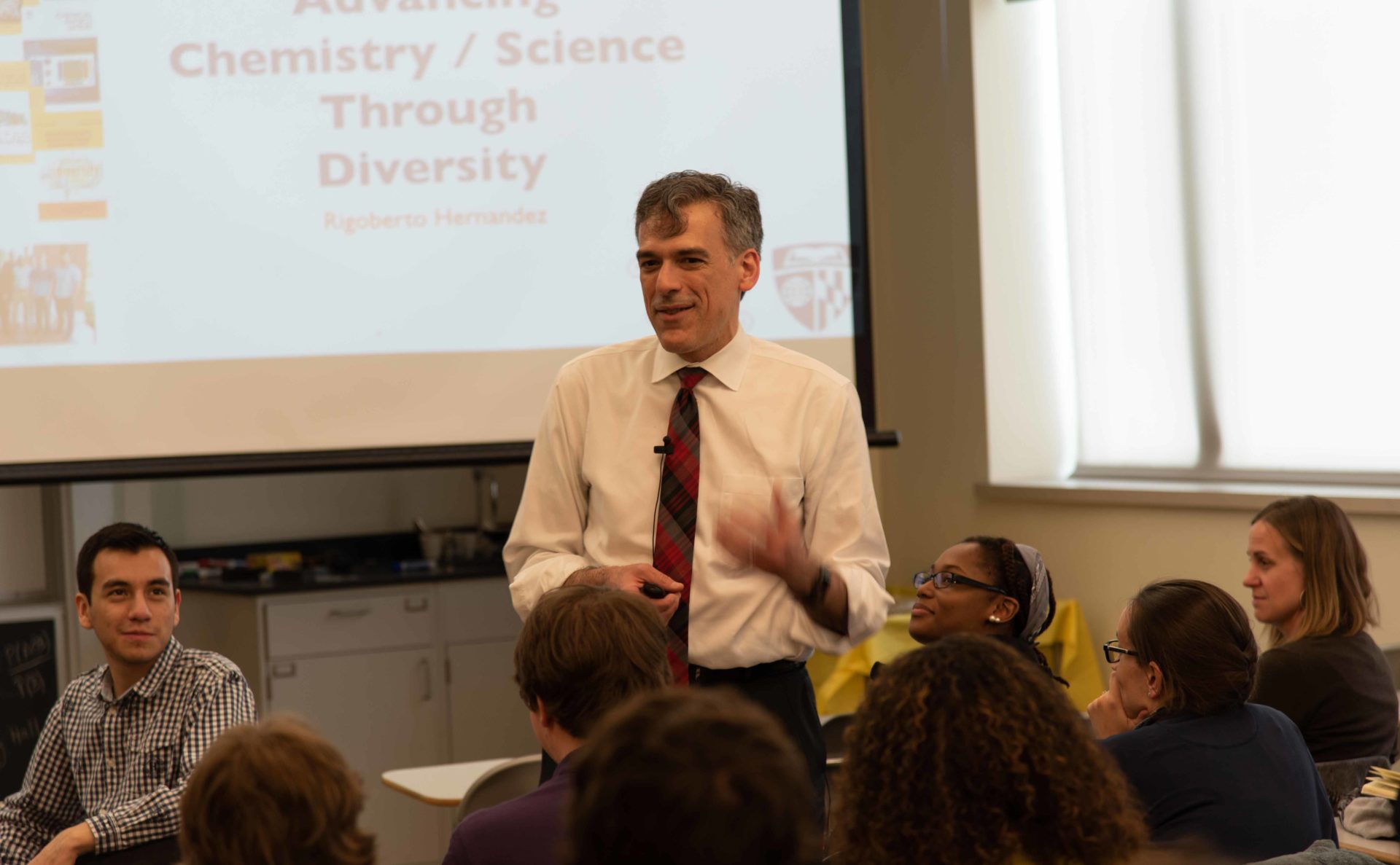 Diversity Lecture Series speakerDr. Rigoberto Hernandez in front of a group of students