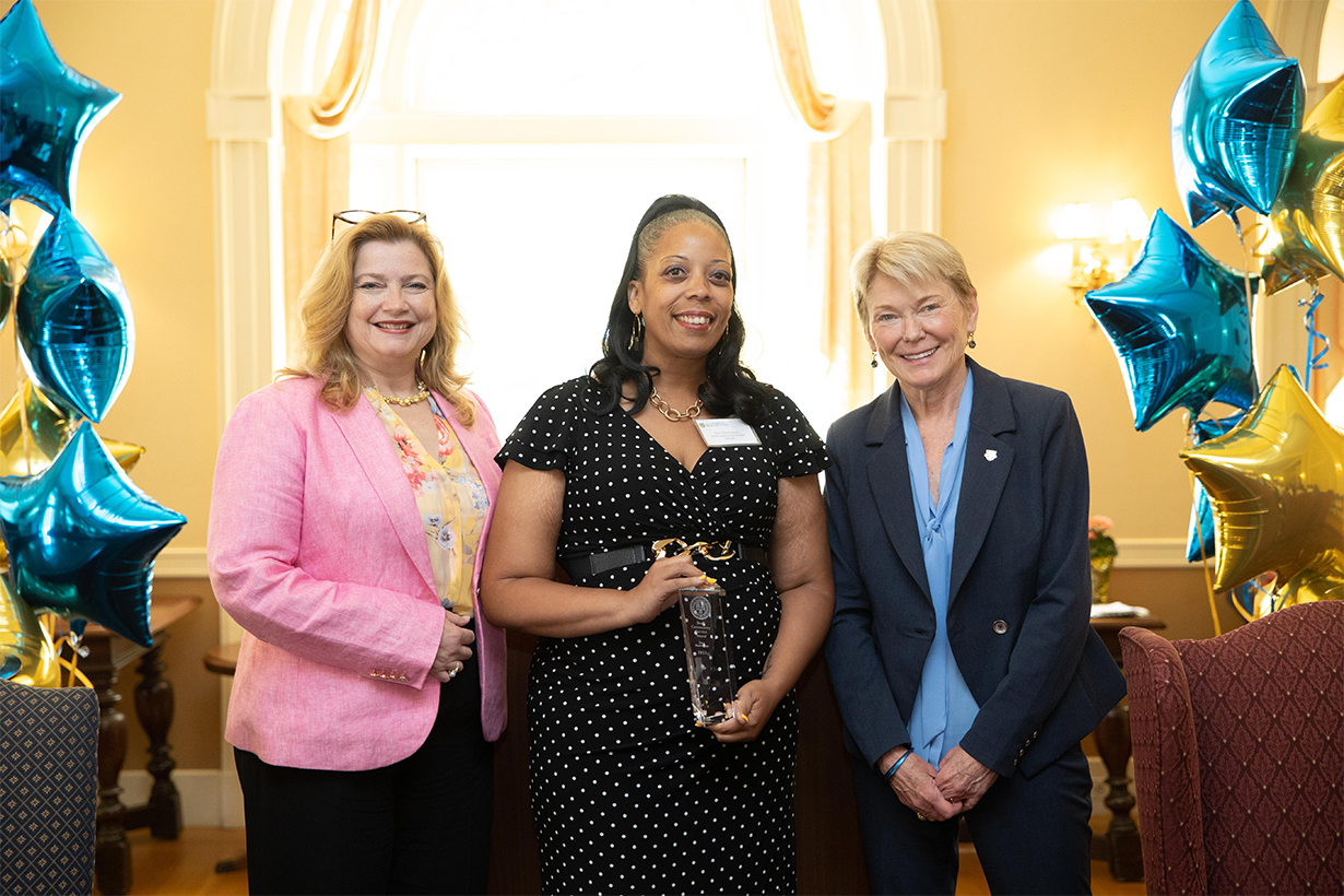 Clara Washington, administrative assistant, UR Medicine Quality Institute, receives the Staff Community Service Award. Left: Kathleen Gallucci; right: President Sarah Mangelsdorf.