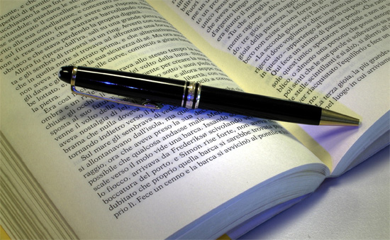 Feature image book in Italian, with pen across it