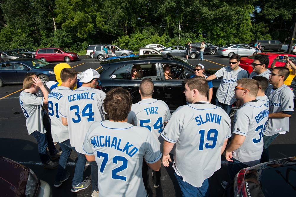 a cappella performers sing to people waiting in cars