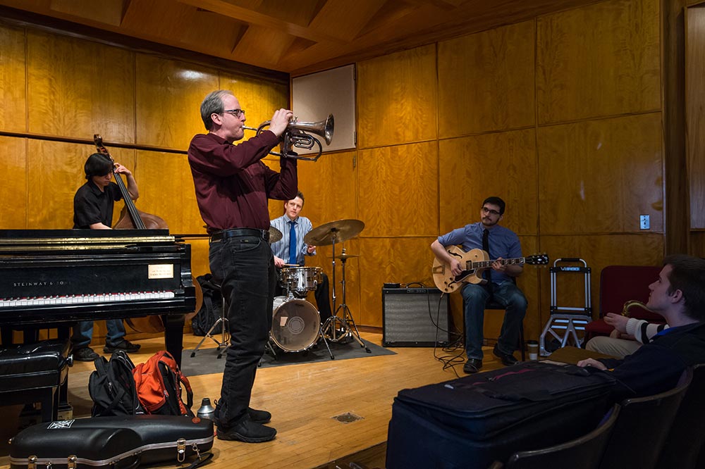 Feature image Jeff Beal performing in a mast class setting