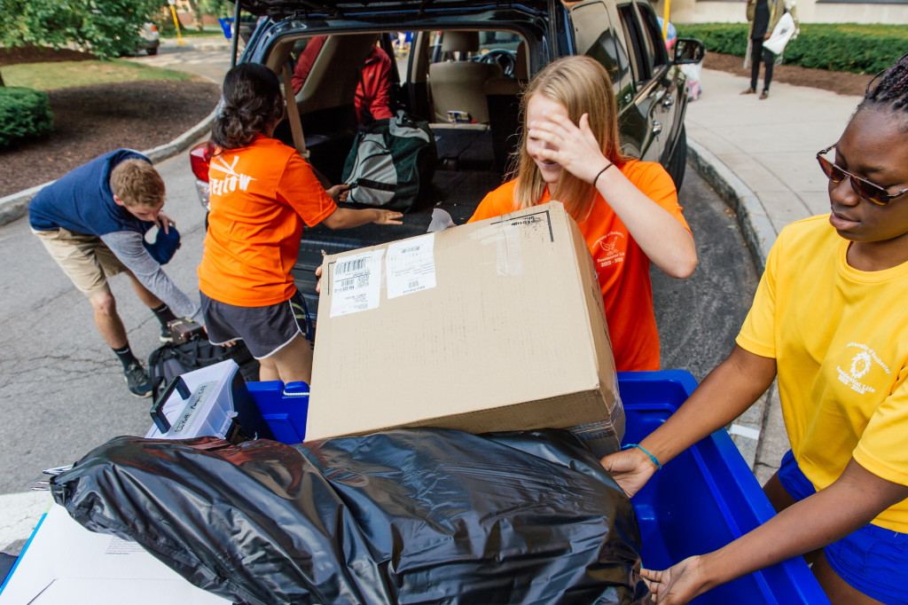 students unload belongings from car