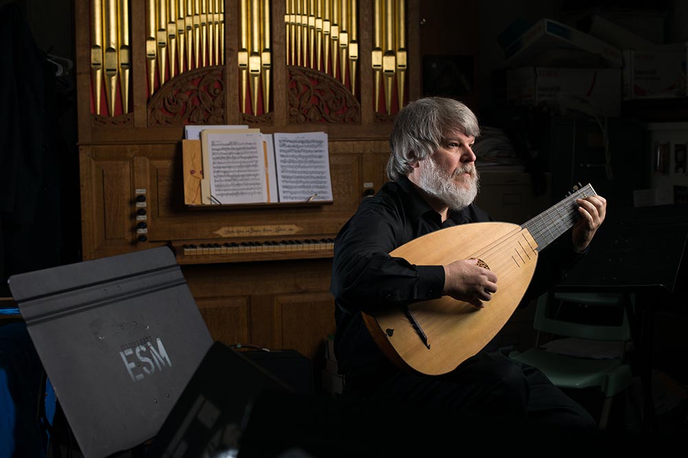 Paul O'Dette playing the lute