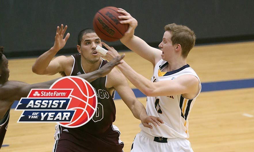 basketball players fight for the ball