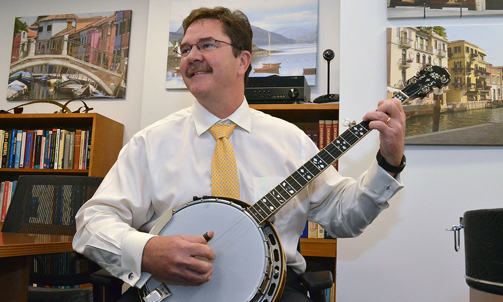 Feature image Rob Clark playing the banjo