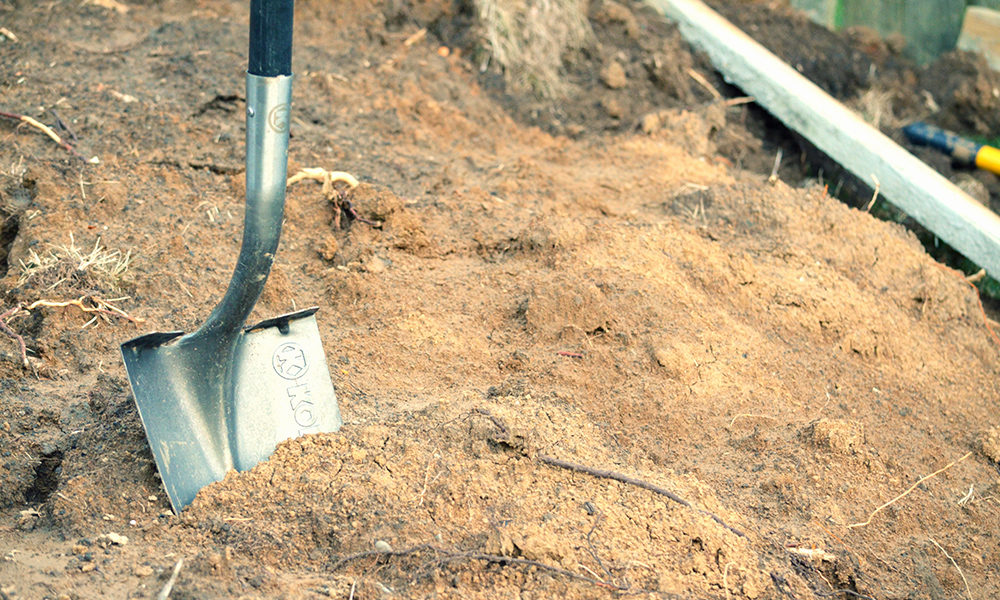 Feature image shovel in sand