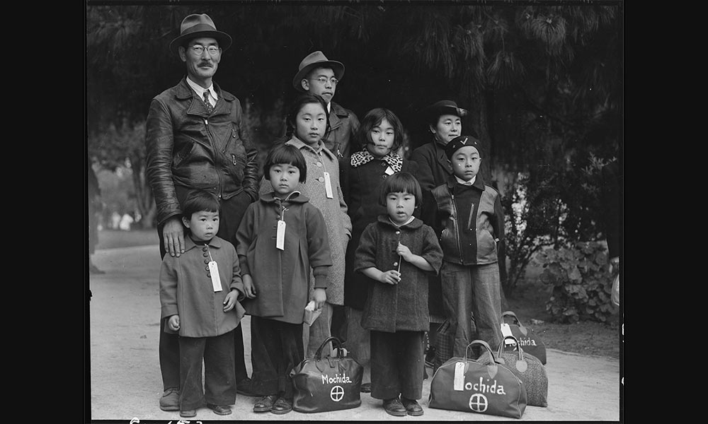 Feature image Japanese American family with luggage