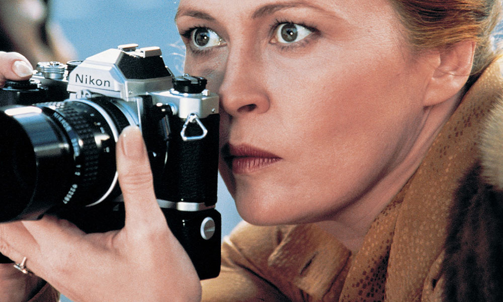 Feature image Faye Dunaway focuses a camera.