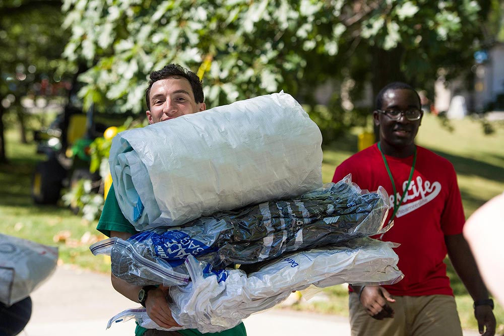 Feature image students carrying lots of stuff as they move into residence halls