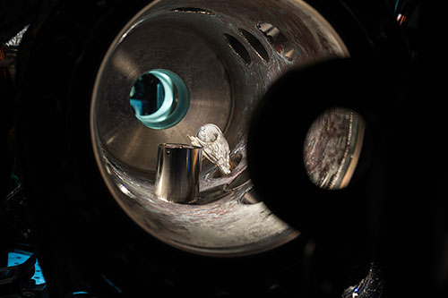 interior of a vacuum chamber contains a cylinder and measuring mechanism