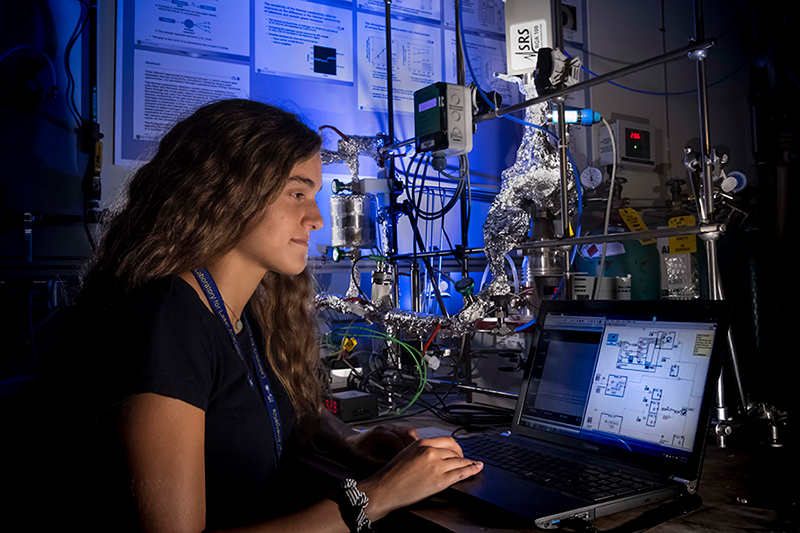 portrait of Raynor Maia in lab