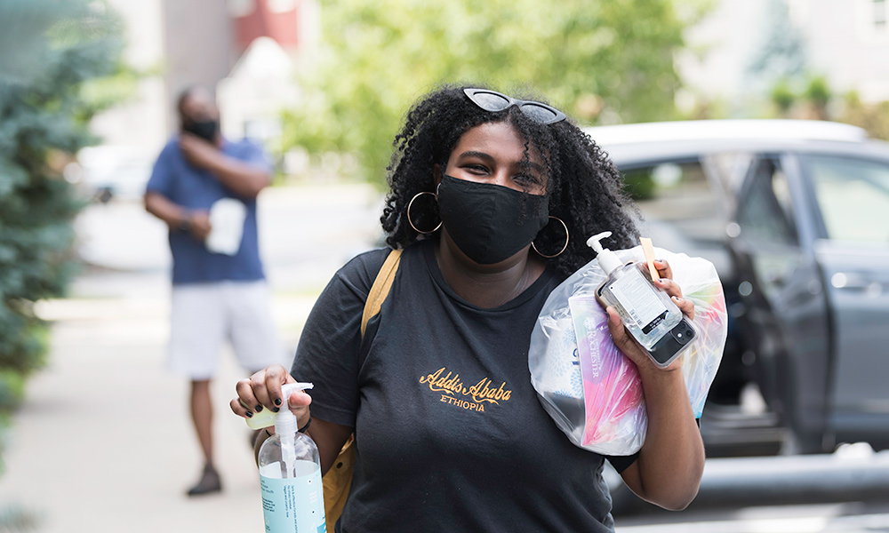 Feature image student arriving for quarantine