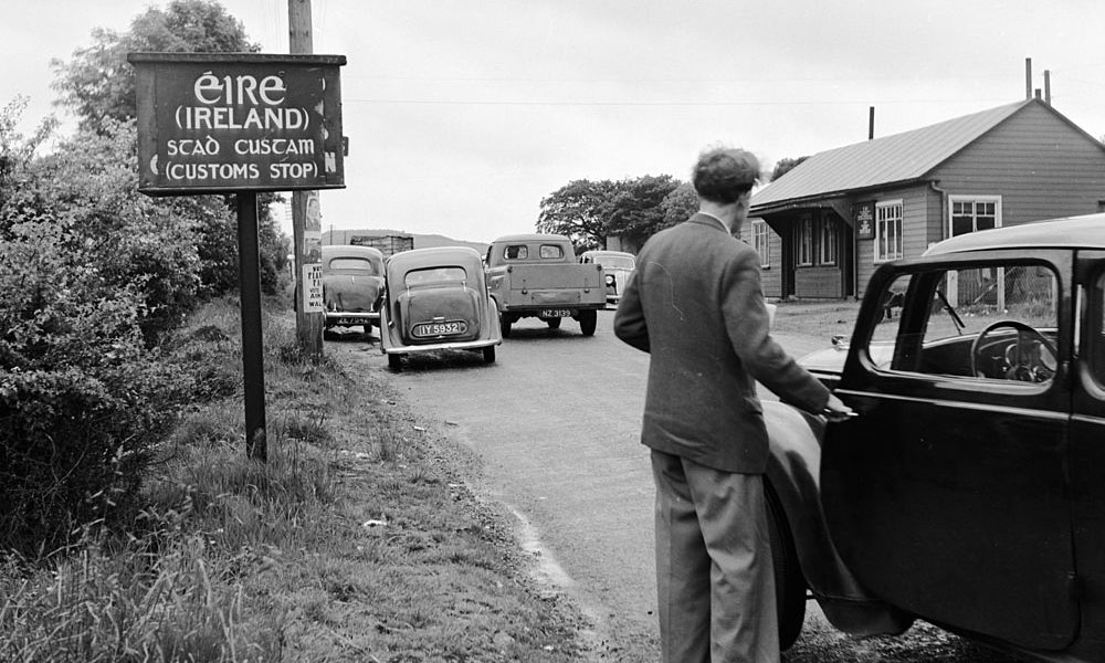 Cars stopped at Northern Ireland border in 1950.