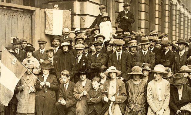 July 1921 prayer vigil outside Anglo-Irish treaty negotiations.