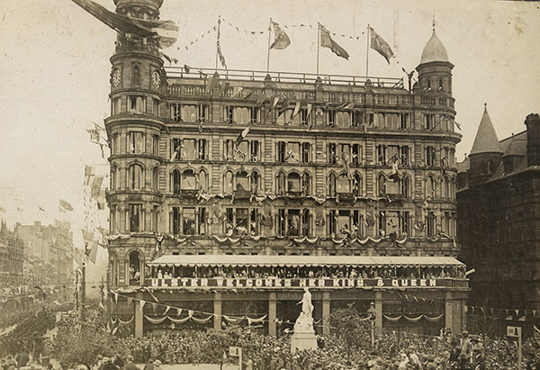 Crowd gathered to welcome English king and queen.