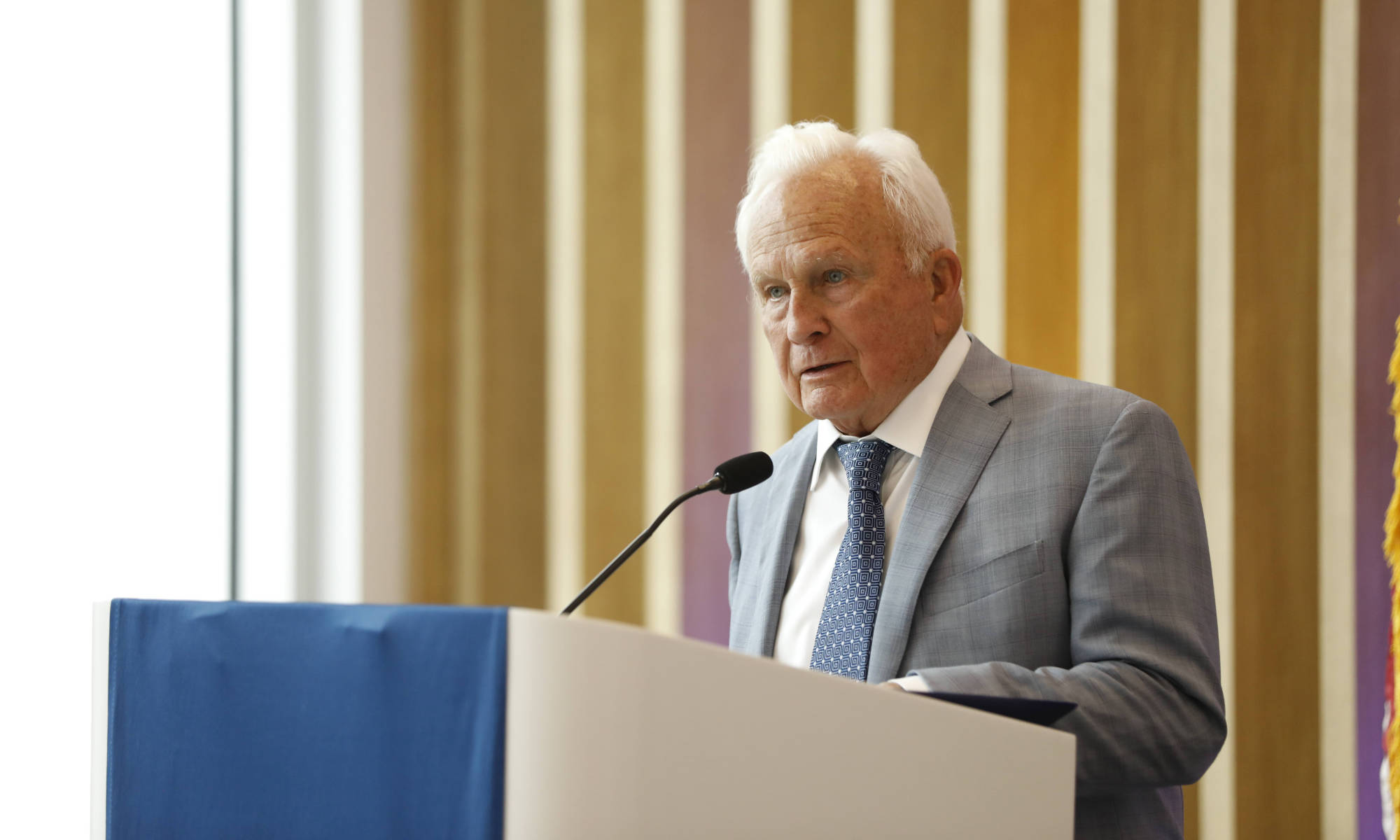 University of Rochester trustee emeritus E. Philip Saunders at a podium.