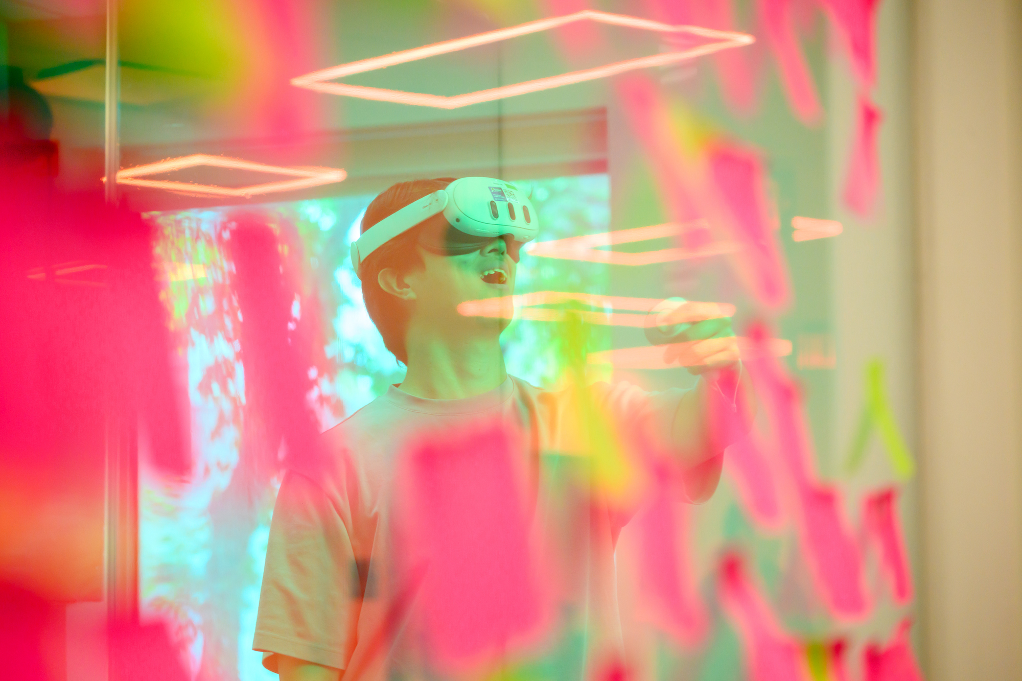 A student uses a VR headset.