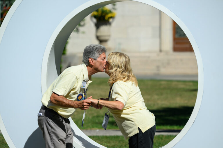 Bruce Pollock ‘75 and Cheryl Peacock ‘82, ’08N share a kiss in front of the “O” during Bruce’s 50th UR reunion.