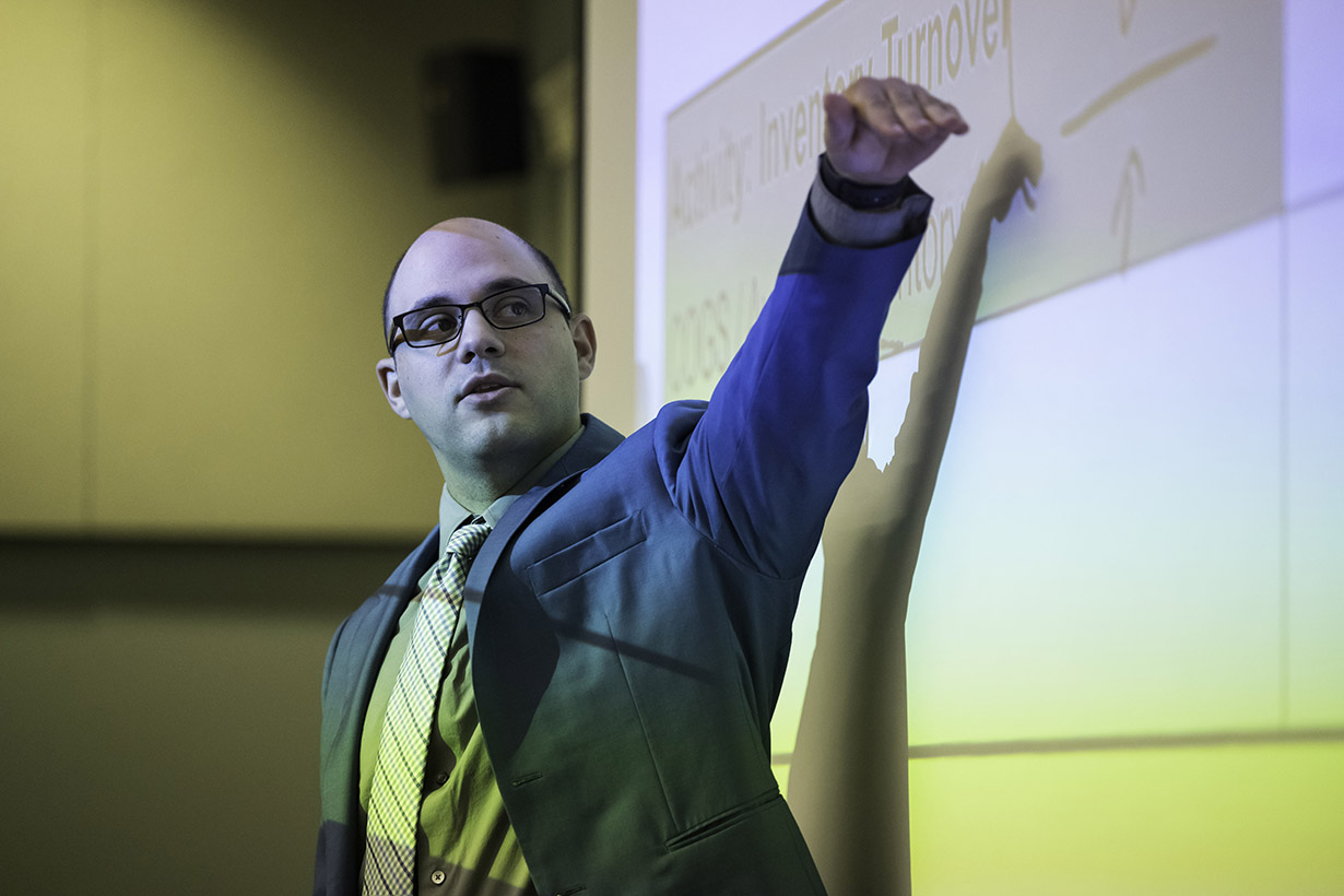 Eric Gelsomin leads a financial account class at Simon Business School.