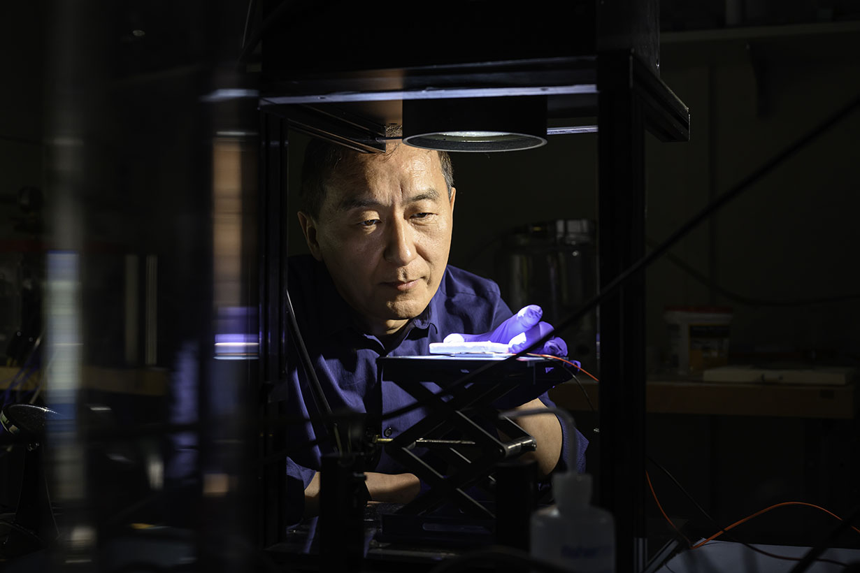 Chunlei Guo using a source of simulated sunlight to test the absorption of a solar thermoelectric generator.