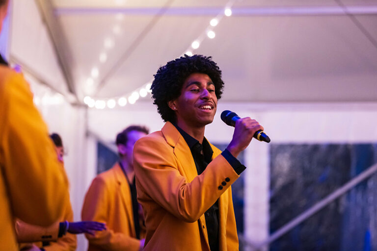 Yellowjackets perform during a cappella jam.