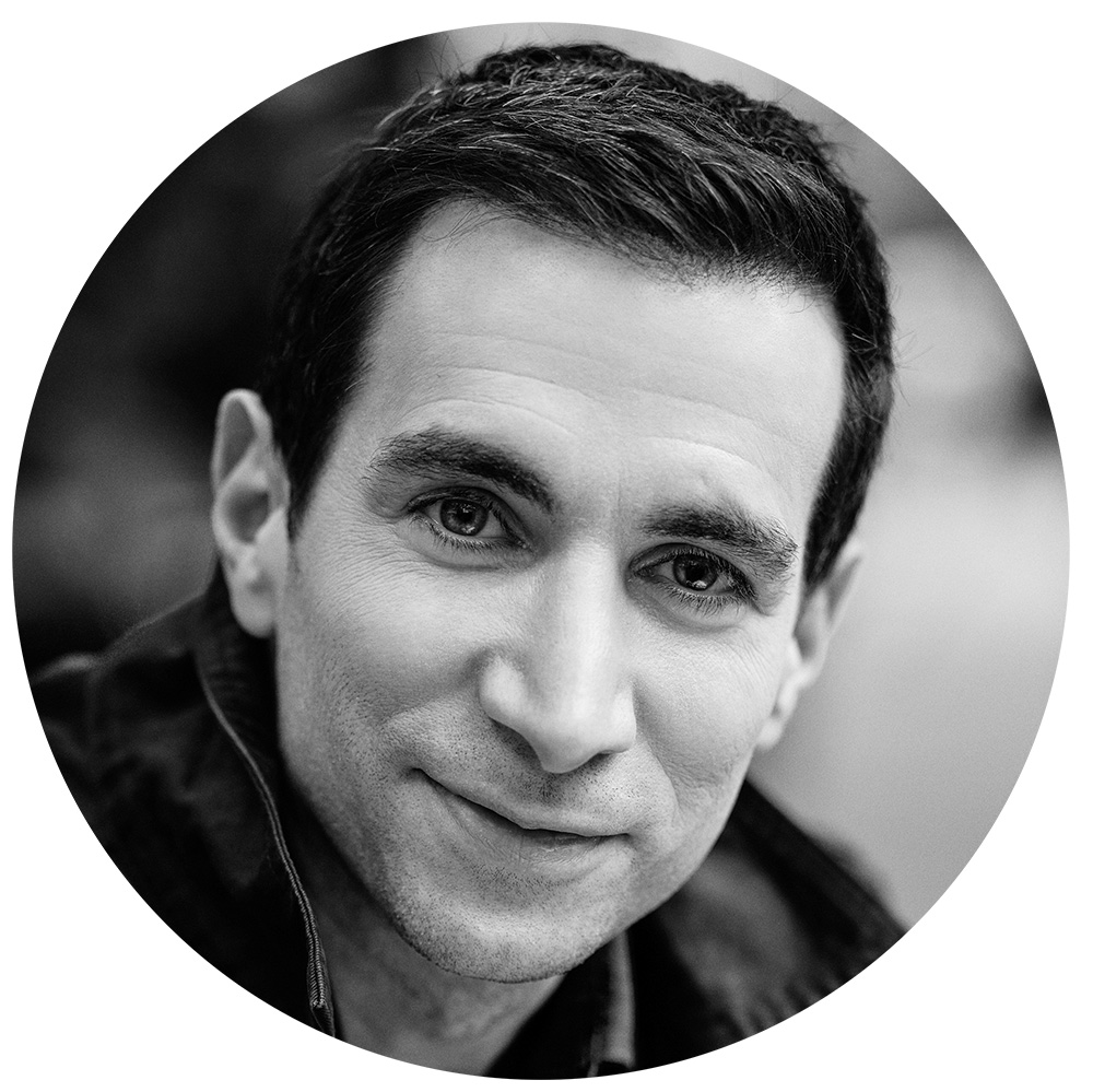 Circular crop of Andrew Ross Sorkin's black and white headshot.