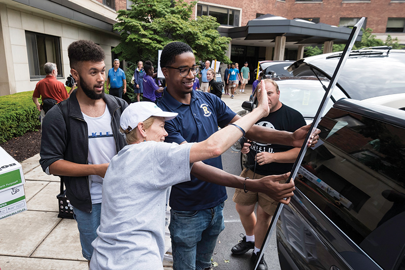 Sarah Mangelsdorf helping families move into campus